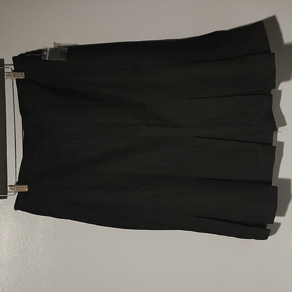 BFA Classics women's black pleated bottom skirt - Picture 9 of 17